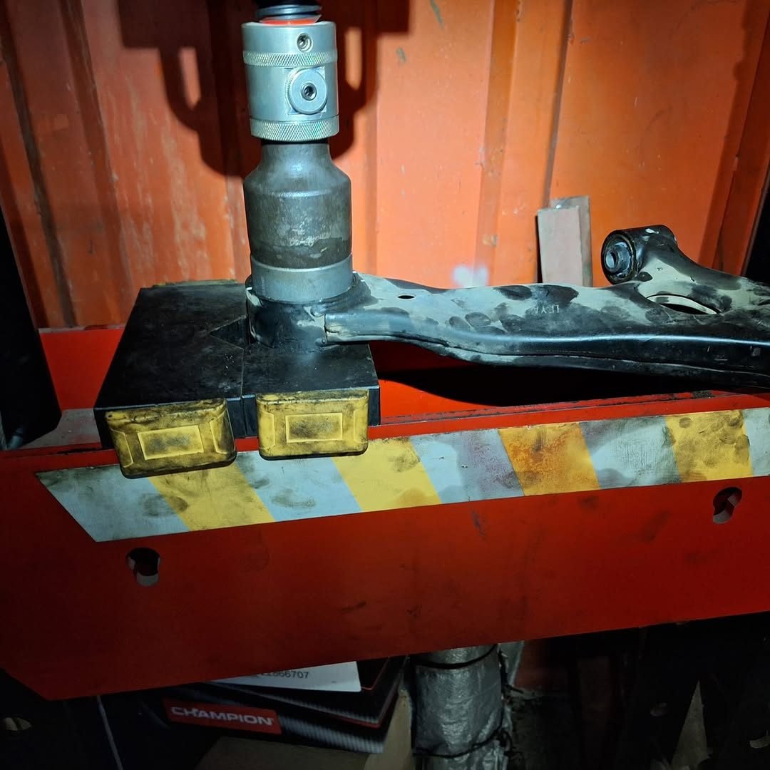 Triangle de suspension sous la presse hydraulique